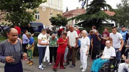 Un om care ajută bătrânii fără adăpost, amendat de autorităţi: 