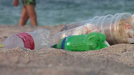Imagini dezolante pe litoral. Turiştii lasă în urmă munţi de gunoaie