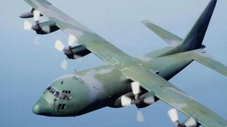 PANICĂ în aer. Un avion militar cu zeci de pasageri la bord a aterizat de urgenţă