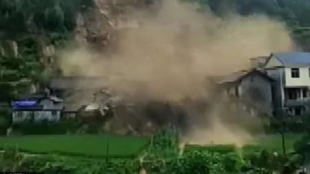 Apocalipsă în China: Inundaţii devastatoare şi alunecări de teren FOTO şi VIDEO