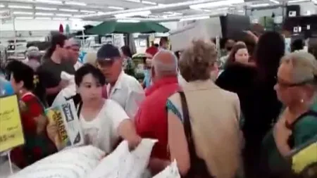 Îmbulzeală la perne cu spumă într-un magazin din Iaşi VIDEO