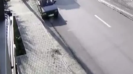 Accident teribil surprins de camerele de supraveghere. O Dacie a fost spulberată de un TIR VIDEO