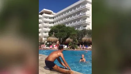 Un instructor de fitness face un dans de senzaţie la piscină, spre deliciul doamnelor VIDEO