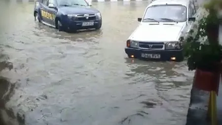 IMAGINILE DEZASTRULUI. Un oraş din România, INUNDAT în doar 15 minute de ploaia torenţială VIDEO