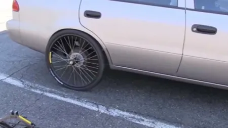 A pus o roată de bicicletă la maşină. Ce s-a întâmplat după primul viraj VIDEO