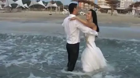 Imagini de senzaţie la malul mării. Doi tineri proaspăt căsătoriţi au dansat în mijlocul mării VIDEO