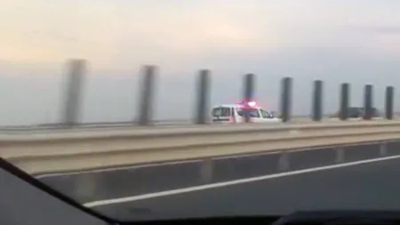 O maşină a poliţiei a fost surprinsă în timp ce circula pe contrasens pe autostradă VIDEO