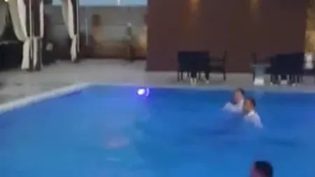 Nuntă de pomină în Satu Mare. Naşul şi invitaţii au terminat petrecerea în piscină VIDEO