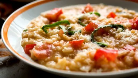 Reţeta zilei: Risotto cu roşii şi busuioc