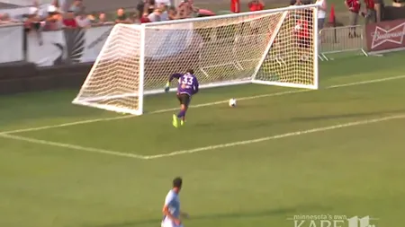 Cel mai stupid autogol al anului. Cum şi-a băgat portarul lui Minnesota United mingea în plasă VIDEO