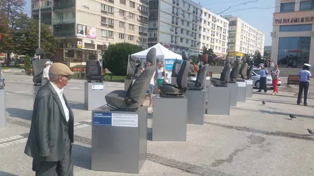 SCAUNELE MORŢII. Poliţia rutieră a expus publicului scaunele maşinilor şi poveştile oamenilor care au murit în accidente rutiere