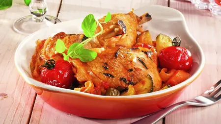 Reţeta zilei: Tocăniţă de vară cu pui şi legume