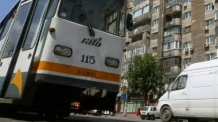 Tramvai deraiat în Bucureşti. Circulaţia în zona Banu Manta este îngreunată