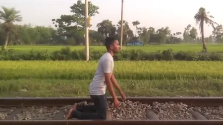 S-a pus în genunchi pe calea ferată, în faţa trenului. E incredibil cum s-a terminat totul VIDEO