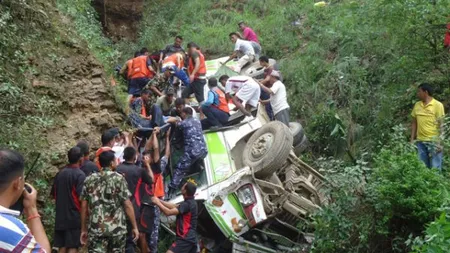 Autocar prăbuşit în prăpastie, în Nepal. Cel puţin 33 de persoane au murit