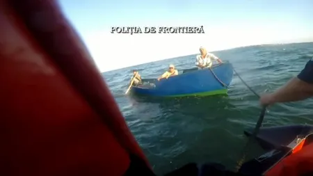 Trei bărbaţi care pluteau în derivă cu o barcă pe Marea Neagră, salvaţi de poliţiştii de frontieră VIDEO