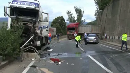 Două TIR-uri s-au ciocnit violent la intrarea în Orşova. Ministru, martor la accident VIDEO