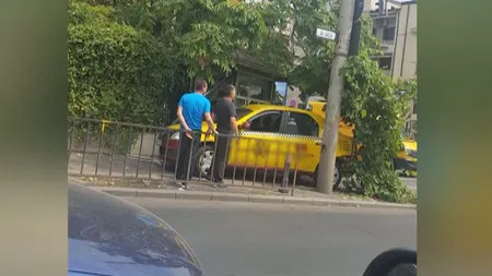 ACCIDENT în Capitală. Un taximetru a intrat în ghereta jandarmilor de la Ambasada Egiptului