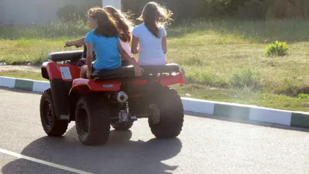 Scene revoltătoare în Timiş. Fetiţe de 10 ani, la plimbare cu ATV-ul VIDEO