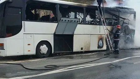 Un autocar cu pasageri a luat foc pe drumul spre mare. Pompierii au intervenit de urgenţă