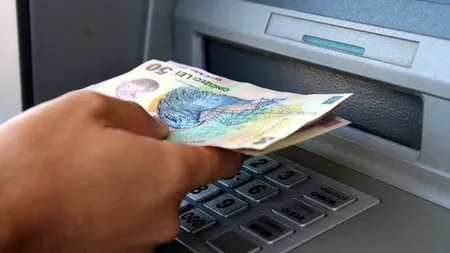 Situaţie inedită în Dâmboviţa. Un bancomat a dat bani dublu faţă de cât cereau oamenii