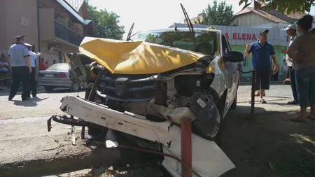 Accident spectaculos cu o maşină furată. Imaginile au fost surprinse de camerele de supraveghere VIDEO