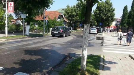 Ultimele pregătiri pentru înmormântarea Reginei Ana la Curtea de Argeş. Bulevardul central a fost închis