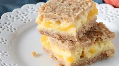 Desertul zilei: Prăjitură cu piersici