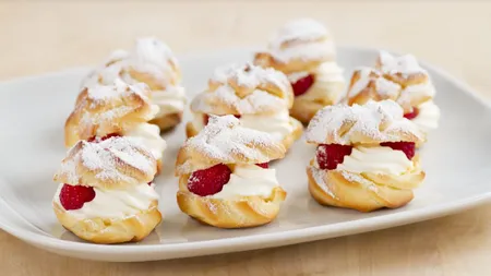 Desertul Zilei: Choux a la creme cu frişcă