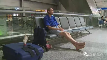 A fost spitalizat după ce şi-a aşteptat 10 zile iubita în aeroport. Bărbatul era complet epuizat FOTO