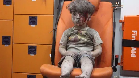 Imaginile băiatului de 5 ani scos de sub dărâmături, la Alep. Mărturia fotografului care l-a salvat FOTO şi VIDEO