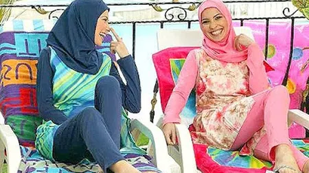 Primarul oraşului Cannes a INTERZIS portul costumelor de baie de tip burkini pe plajele rivierei franceze