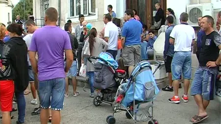 Cozi interminabile pentru schimbarea paşapoartelor. Unii dintre ei stau de două zile la coadă VIDEO