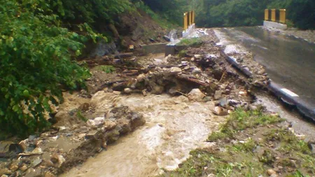 Drumul judeţean care duce la cetatea dacică Sarmizegetusa Regia, REDESCHIS circulaţiei rutiere după ce a fost rupt de ape