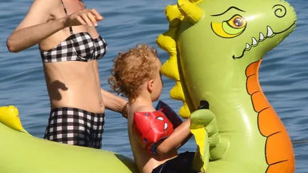 Perfecte la plajă! Aceste vedete fac valuri în bikini