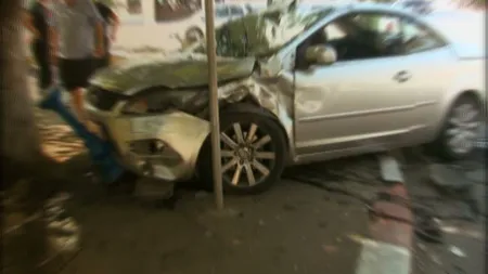 Accident cumplit, tânără lovită de maşină pe trotuar