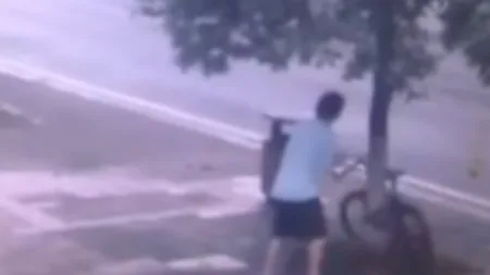 Hoţul muncitor. S-a enervat că nu a reuşit să taie lanţul cu care era legată bicicleta de copac, aşa că a scos fierăstrăul VIDEO