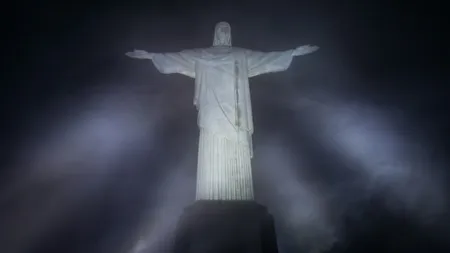 Ce a apărut la Statuia lui Iisus din Rio de Janeiro. Toţi trecătorii s-au oprit şi au fotografiat. Să fi fost un semn divin? FOTO