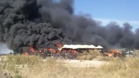 Incendiu puternic în Constanţa: Un depozit cu vopsele a luat foc VIDEO