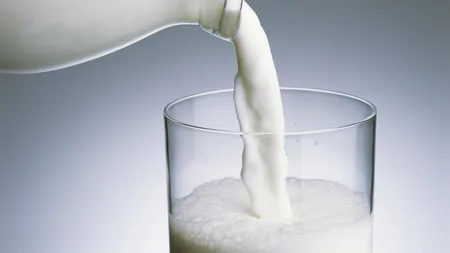 Cercetătorii de la Harvard AVERTIZEAZĂ: Nu mai cumpăraţi lapte cu un conţinut scăzut de grăsimi!