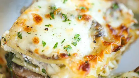Lasagna cremoasă cu spanac şi ciuperci, reţetă apetisantă pentru o zi călduroasă de vară
