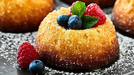 Lava cake cu lămâie, un desert spectaculos de delicios