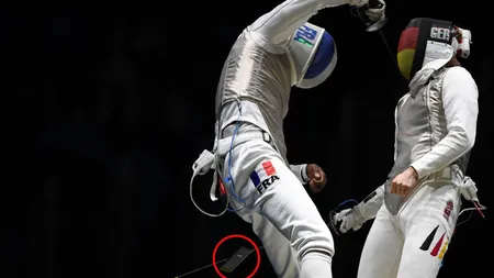 Moment amuzant la Olimpiadă. Unui floretist i-a căzut telefonul din buzunar, în timpul concursului VIDEO