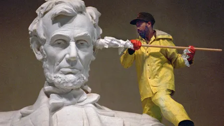 O mâzgă misterioasă se întinde pe monumentele din Washington