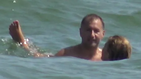 IMAGINI FIERBINŢI Politician român, surprins in ipostaze XXX FOTO