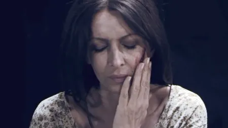 Mihaela Rădulescu, campanie împotriva violenţei conjugale. Diva, plină de sânge şi vânătăi într-un clip Taxi VIDEO