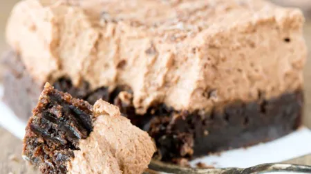 Negresă cu spumă de ciocolată, desert delicios şi rapid