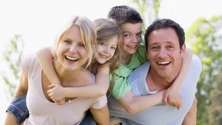 12 lucruri mici pe care le poţi face, astfel încât copilul tău să se simtă iubit