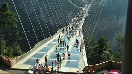 Cel mai lung pod de sticlă din lume a fost deschis în China FOTO
