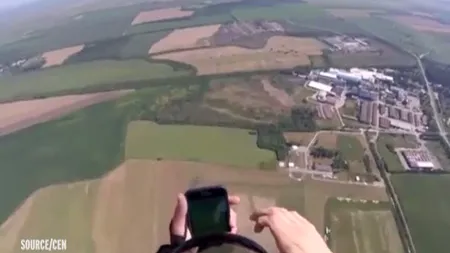 S-au depăşit toate limitele. Un tânăr a sărit din avion ca să prindă pokemoni VIDEO
